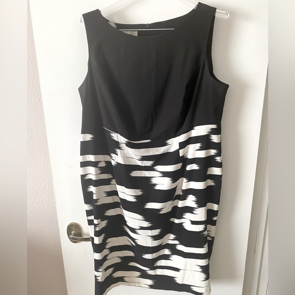 Dress barn black and white dress, Size 16, hidden zipper in the back, no pockets